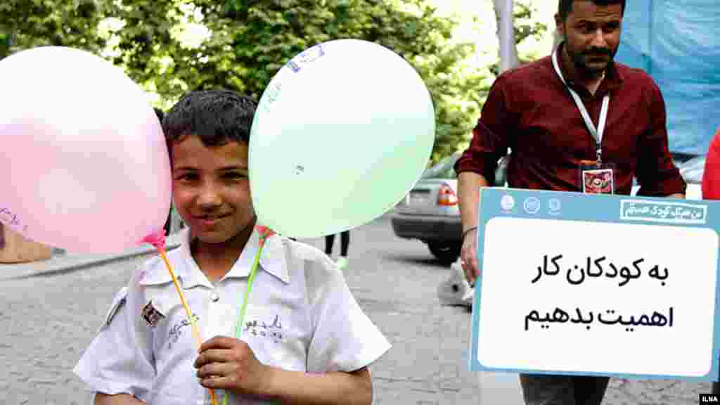عده ای با عنوان "کاروان دوستداران کودکان کار و خیابان" به سراغ بچه های رفته اند که مجبورند برای تامین معاش خانواده شان کار کنند. عکس: مصطفی صفری، ایلنا