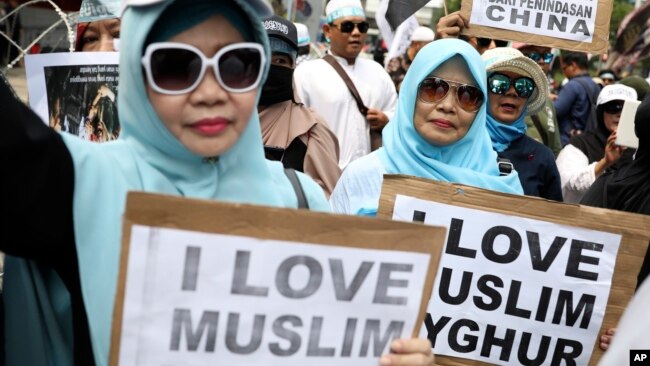一千多名印尼穆斯林在雅加达中国大使馆外举行集会，要求中国政府结束在新疆对维吾尔族穆斯林的压迫。（2019年12月27日）