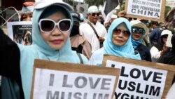 穆斯林女性在中國駐雅加達使館外示威，聲援維吾爾人。(2019年12月27日)