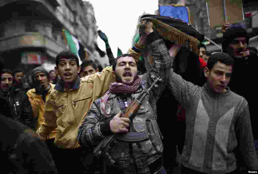 21일 시리아 알레포 시에서 거행된 반군 사망자의 장례식. 시신을 나르는 동료들.