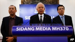 Thủ tướng Malaysian Najib Razak (giữa),
phát biểu tại một cuộc họp báo đặc biệt công bố những phát hiện về chuyến bay định mệnh MH370 tại Kuala Lumpur, Malaysia vào ngày Thứ Năm 6/8/2015.