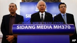Malaysian Prime Minister Najib Razak, center, speaks at a special press conference announcing the findings for the ill fated flight MH370 in Kuala Lumpur, Malaysia on Thursday, Aug. 6, 2015