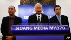 Malaysian Prime Minister Najib Razak, center, speaks at a special press conference announcing the findings for the ill fated flight MH370 in Kuala Lumpur, Malaysia on Thursday, Aug. 6, 2015