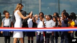 Мелания Трамп вместе с вашингтонскими школьниками на церемонии открытия монумента. 19 сентября 2019 г. 