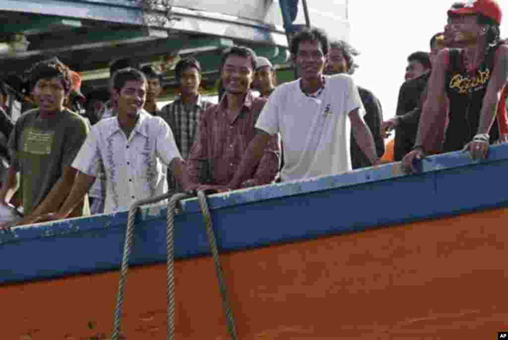 အင္ဒုိနီးရွားႏုိင္ငံထဲက ငါးဖမ္းလုပ္ငန္းေတြမွာ အလုပ္လုပ္ေနၾကတဲ့ ျမန္မာငါးဖမ္းသေဘၤာသားမ်ား