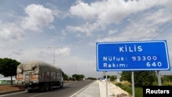 Un panneau sur la route marque l'entrée de la ville de Kilis, Turquie, le 11 mai 2016.