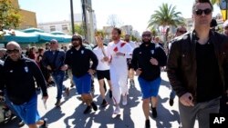 Aktor AS Gerard Butler membawa obor Olimpiade di Sparta, Yunani, 13 Maret 2020. (Foto: dok).