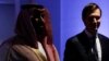 Pangeran Mohammed bin Salman (kiri) dan Jared Kushner saat bertemu di Riyadh, Arab Saudi pada 21 Mei 2017 (foto: dok). 