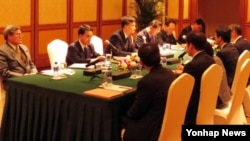 19일 중국 랴오닝성 선양시 성마오 호텔에서 열린 북한-일본 적십자 실무회담에서 양측 대표단(북한측이 왼쪽)이 북한 내 일본일 유골 반환 문제를 협의하고 있다.