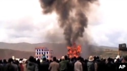 藏族喇嘛为彭措送举行火葬