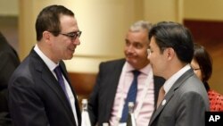 El secretario del Tesoro de los Estados Unidos, Steven Mnuchin, en la reunión de ministros de Finanzas del G-20 en Baden-Baden, Alemania.