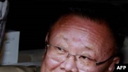Chủ tịch Bắc Triều Tiên Kim Jong-il nhìn từ trong xe ra sau cuộc họp với Tổng thống Nga Dmitry Medvedev tại khu vực Buryatia ở Siberia, ngày 24 tháng 8, 2011