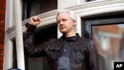 Julian Assange saluda a partidarios frente a la embajada de Ecuador en Londres el 19 de mayo de 2017.
