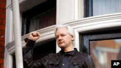 El fundador de WikiLeaks, Julian Assange, se ve en el balcón de la Embajada de Ecuador en Londres, Gran Bretaña, 19 de mayo de 2017.