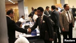 Suasana 'Job-Fair', ajang pertemuan para pencari kerja dan perusahaan penyedia lapangan kerja di New York, Oktober 2012 (Foto: dok). Pemerintah AS mengumumkan pengajuan permohonan tunjangan pengangguran pekan lalu menurun hingga peringkat terendah ke-2 tahun ini, Kamis (13/12).