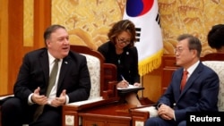 지난달 서울을 방문한 마이크 폼페오 미국 국무장관이 청와대에서 문제인 한국 대통령과 만났다.