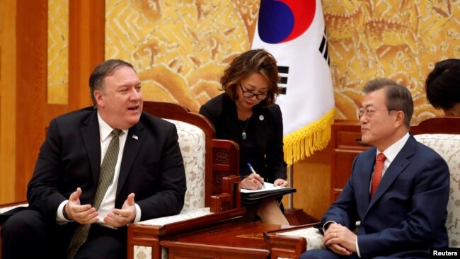 美国国务卿蓬佩奥和韩国总统文在寅在首尔的青瓦台总统府会见（2018年10月7日）