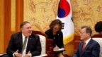 Ngoại trưởng Mỹ Mike Pompeo hội đàm với TT Hàn quốc Moon Jae-in tại Tòa Nhà Xanh ở Seoul, Hàn quốc, vào ngày 7/10/ 2018. 