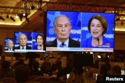 El exalcalde de Nueva York, Mike Bloomber y la senadora Amy Klobuchar en el debate demócrata de Las Vegas.