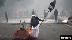 Aksi bakar-bakar di tengah jalan.