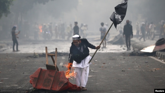 Aksi bakar-bakar di tengah jalan.