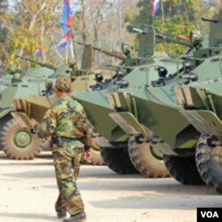 Militer Kamboja siaga di dekat lokasi Kuil Kuno di perbatasan. Bagi Menlu Natalegawa, yang penting kedua pihak mematuhi untuk tidak saling menyerang.