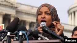 Anggota DPR AS, Ilham Omar, dari Partai Demokrat yang mewakili negara bagian Minnesota ikut serta dalam konferensi pers di Gedung Capitol, Washington, D.C., AS, 7 Februari 2019 (foto: Reuters/Jonathan Ernst)