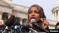 Archivo - La representante demócrata por Minnesota Ilhan Omar habla en una conferencia de prensa en el Capitolio en Washington el 7 de febrero de 2019.