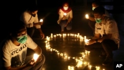 Aktivis Indonesia memegang lilin dalam rangka memperingati Hari AIDS Sedunia di Jakarta, Rabu, 1 Desember 2021. Hari AIDS Sedunia diperingati pada 1 Desember setiap tahun untuk meningkatkan kesadaran tentang AIDS. (Foto AP/Tatan Syuflana)