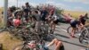 Tour de La Réunion: un homme place des barrières pour faire chuter les cyclistes