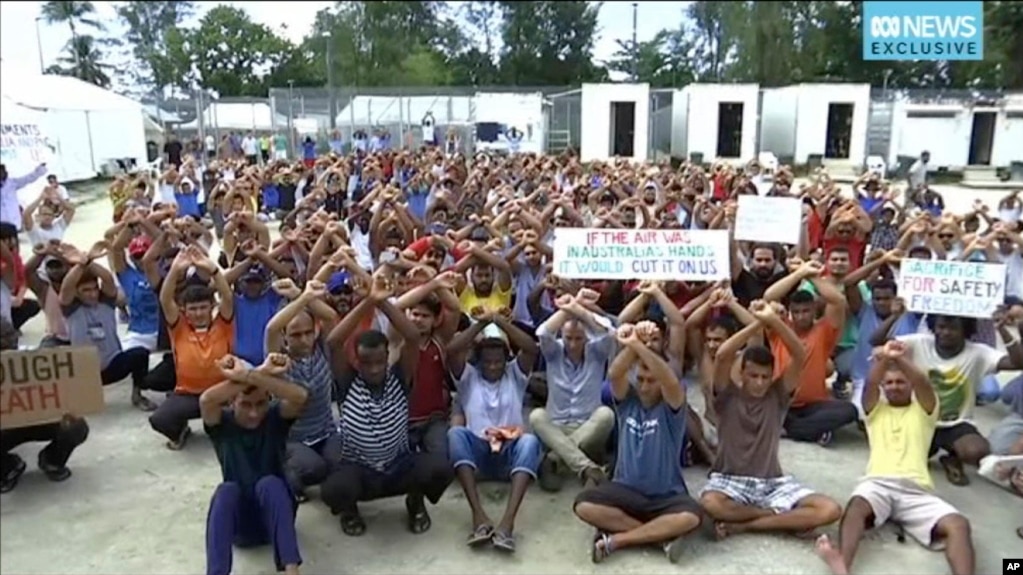 Những người xin tị nạn biểu tình phản đối việc đóng cửa trại tị nạn ở đảo Manus, Papua New Guinea, ngày 30/10/2017.