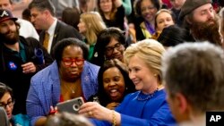 La candidate démocrate Hillary Clinton prend des photos avec des supporters après un événement de campagne à l'église baptiste Centrale de Columbia, Caroline du Sud, le 23 février 2016.