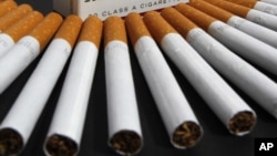 La OMS estima que uno de cada 10 cigarrillos es comprado a través de canales ilegales, lo que cuesta a los gobiernos más de $40 mil millones de dólares anuales en impuestos no cobrados.