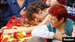 Des membres de la famille de Korkmaz Tedik, une victime de l'attentat, lors des funérailles à Ankara, Turquie, le 11 octobre 2015.