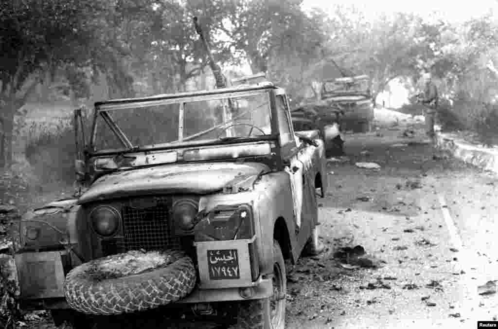 Iordaniya harbiylariga qarashli avtomobil. Quddus, 1967-yilning iyuni / Burned Jordanian military vehicles are seen on the outskirts of Jerusalem during the 1967 Middle East War, widely known as the Six Day War.