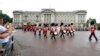 ARCHIVO - El cambio de la guardia real frente al Palacio de Buckingham, en Londres.