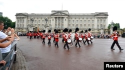 Proses pergantian penjaga di depan Istana Buckingham, London. (Foto: Ilustrasi)