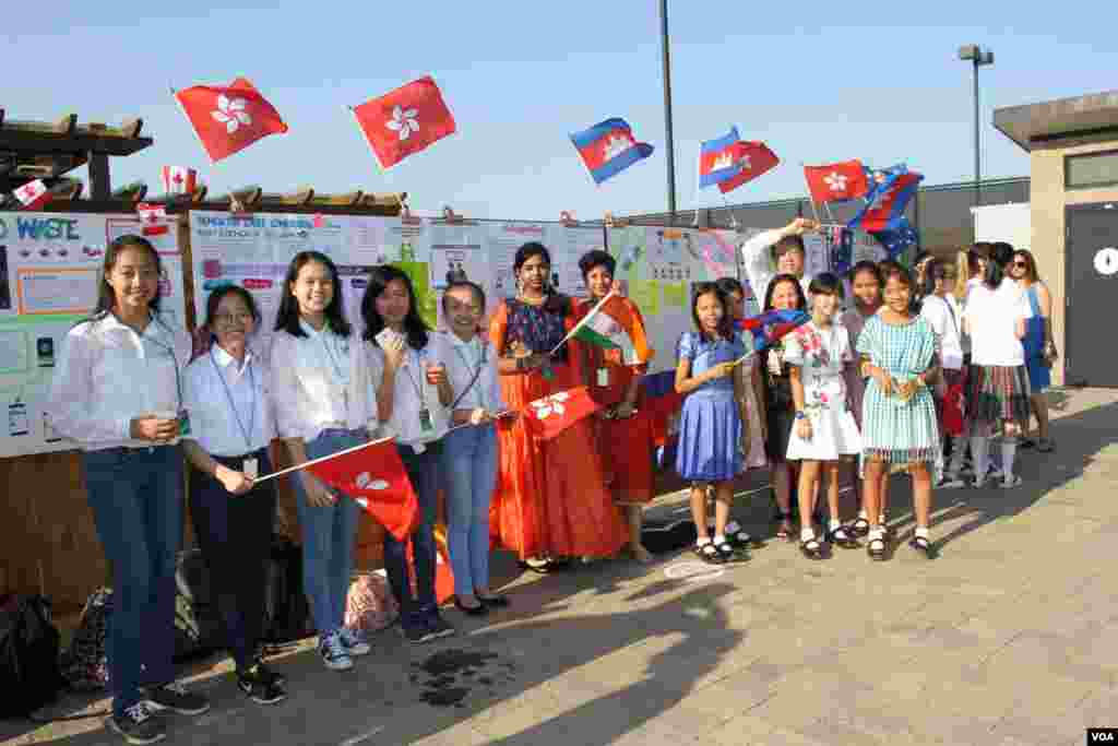 កុមារីទាំង៥ដែលបានបង្កើតកម្មវិធីលក់ផលិតខ្មែរតាមទូរស័ព្ទ Cambodia Identity Product (ស្តាំ) ឈរនៅក្បែរយុវតីពីប្រទេសឥណ្ឌានិងក្រុងហុងកុង ខណៈដែលពួកគេកំពុងរង់ចាំវេនដើម្បីធ្វើការបង្ហាញកម្មវិធីនេះ (Pitch) ជាចុងក្រោយនៅក្នុងការប្រកួតផ្តាច់ព្រ័ត្រ Technovation Challenge World Pitch Summit នៅទីស្នាក់ការកណ្តាលក្រុមហ៊ុន Google នៅក្រុង Mountain View រដ្ឋកាលីហ្វរញ៉ា សហរដ្ឋអាមេរិក កណ្តាលតំបន់បច្ចេកវិទ្យា Silicon Valley កាលពីថ្ងៃព្រហស្បតិ៍ ទី១០ ខែសីហា ឆ្នាំ២០១៧។ (សឹង សុផាត/VOA)
