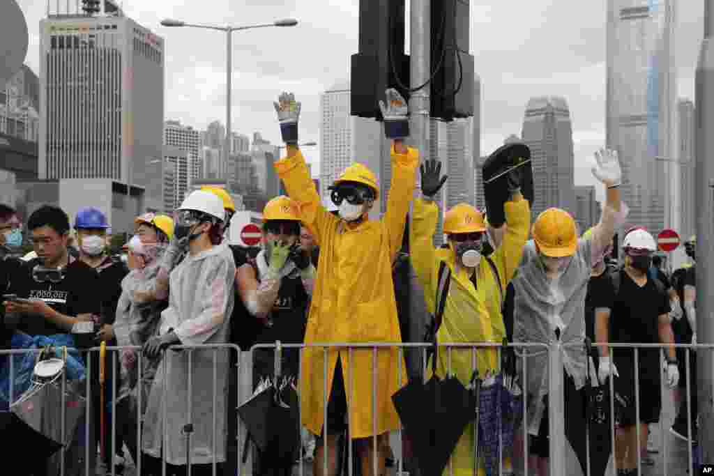 کارگران معترض هنگ کنگی روز دوشنبه چند ساعتی پارلمان این کشور را اشتغال کردند.&nbsp;امروز هزاران نفر باز به خیابان آمدند. آنها با پلیس درگیر شدند