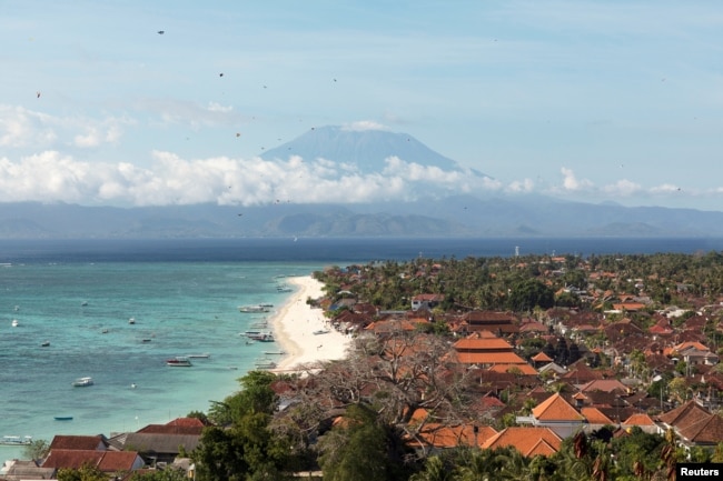 Pantai Pandawa terlihat kosong karena ditutup di tengah penyebaran COVID-19 di Kuta Selatan, Bali, 23 Maret 2020. (Foto: REUTERS/Johannes P. Christo)
