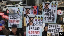 Người Hàn Quốc biểu tình phản đối kế hoạch phóng hỏa tiễn của Triều Tiên tại Seoul, ngày 6/12/2012.