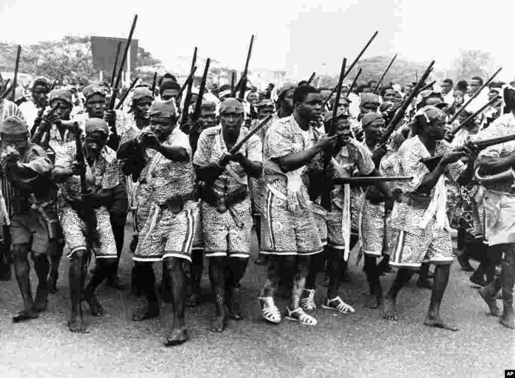 Mayakan gargajiya na Ghana a titunan Accra a shekarar 1960, a bayan da Dr. Nkrumah ya ayyana kauracewa Afirka ta Kudu domin nuna kyamar mulkin wariyar launin fata