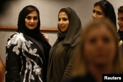 Para perempuan Arab Saudi menghadiri Arab Fashion Week di Riyadh, 10 April 2018.