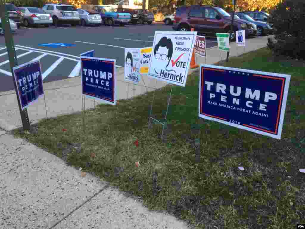 Plusieurs panneaux de campagne sont visibles à Arlington, Virginie, le 8 novembre 2016 (VOA/Nicolas Pinault)