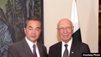 Wang Yi meets akiwa na Sartaja Aziz Islamabad, Juni 24, 2017.