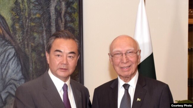 Wang Yi meets akiwa na Sartaja Aziz Islamabad, Juni 24, 2017.