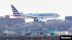 Un Boeing 737 Max 8 d'American Airlines, effectuant un vol Miami-New York, en attérissage à l'aéroport LaGuardia de New York le 12 mars 2019.