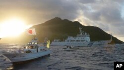 지난해 7월 동중국해 영유권 분쟁 해역에서 중국 해양감시선(오른쪽)과 일본 자위대 순시선(왼쪽)이 근접 항해하고 있다. (자료사진)