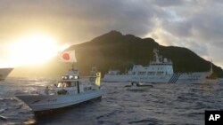 지난 1일 센카쿠 열도 해상에서 중국 해양감시선이 일본 자위대 순시선(왼쪽) 주변을 지나고 있다. (자료사진)