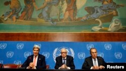 El secretario de Estado, John Kerry, izquierda, es saludado por el enviado de la ONU para Siria, Lakhdar Brahimi, mientras observa el ministro ruso Sergei Lavrov.